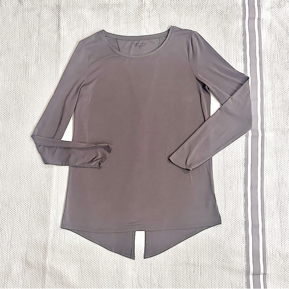 Athleta ESSENCE Active SEMI FIT LONG SLEEVE Grey, womens small. Lightweight